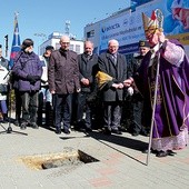 Arcybiskup Sławoj Leszek Głódź poświęcił miejsce, w którym w przyszłości stanie pomnik ks. Hilarego Jastaka 