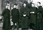 Drugi od prawej stoi ks. dr Kurt Heinrich, dawny proboszcz  parafii św. Jakuba w Lęborku,  który przeżył masakrę na plebanii