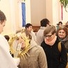  Ucałowanie relikwii św. Faustyny i bł. Jana Pawła II w Stróżach