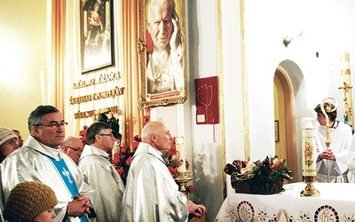   Papież Polak jest orędownikiem modlących się na Kaplicówce  