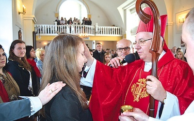 Abp Stanisław Budzik udzielił sakramentu bierzmowania młodzieży z parafii Miłosierdzia Bożego w Chełmie na zakończenie rekolekcji ewangelizacyjnych