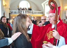 Abp Stanisław Budzik udzielił sakramentu bierzmowania młodzieży z parafii Miłosierdzia Bożego w Chełmie na zakończenie rekolekcji ewangelizacyjnych