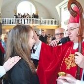 Abp Stanisław Budzik udzielił sakramentu bierzmowania młodzieży z parafii Miłosierdzia Bożego w Chełmie na zakończenie rekolekcji ewangelizacyjnych