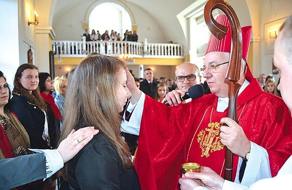 Abp Stanisław Budzik udzielił sakramentu bierzmowania młodzieży z parafii Miłosierdzia Bożego w Chełmie na zakończenie rekolekcji ewangelizacyjnych