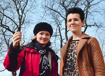 Elwira Wojciechowska i Marta Ruszkowska z Akademii Młodzieżowej zapraszają wszystkich do modlitwy różańcowej