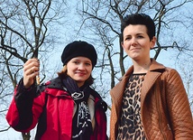 Elwira Wojciechowska i Marta Ruszkowska z Akademii Młodzieżowej zapraszają wszystkich do modlitwy różańcowej