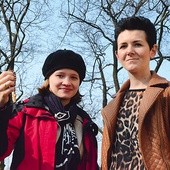 Elwira Wojciechowska i Marta Ruszkowska z Akademii Młodzieżowej zapraszają wszystkich do modlitwy różańcowej