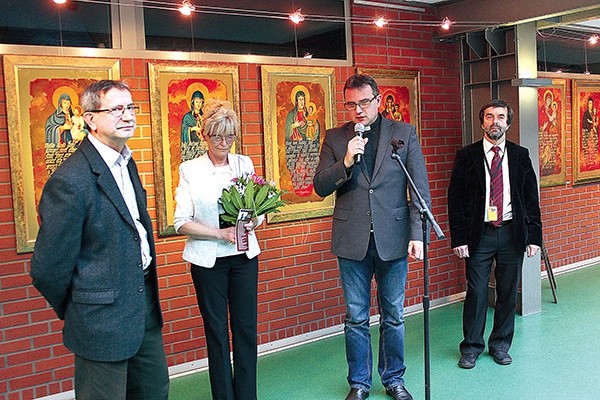 Otwarcie wystawy. Od lewej: Franciszek Kafel, Anna Zawisza-Kubicka, prezes Okręgu Gliwicko-Zabrzańskiego ZPAP, ks. dr Robert Chudoba, dyrektor CE im. Jana Pawła II w Gliwicach, oraz prof. Jan Kosmol, prezes Technopark Gliwice, gdzie znajduje się Galeria Atrium