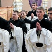  – Słowa z początku liturgii: „Niech Pan okryje Cię szatą świętości, abyś każdego dnia mógł z radością służyć Bogu” alumni wzięli sobie głęboko do serc