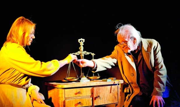  Obrączki, symbol miłości małżeńskiej, są centralnym motywem spektaklu