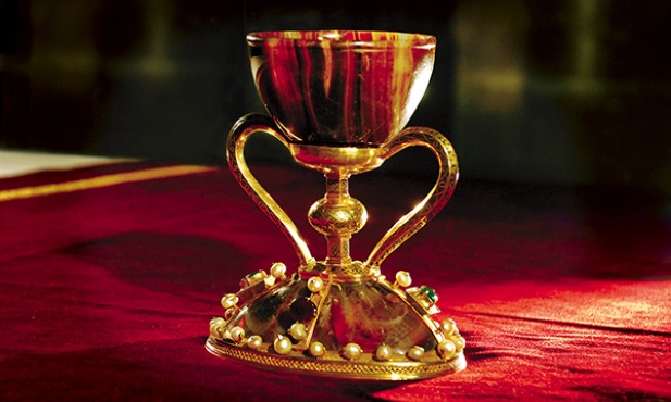 Czarka kielicha, przechowywanego w katedrze w Walencji,  od wieków jest czczona  jako naczynie, którym posłużył się Jezus podczas Ostatniej Wieczerzy