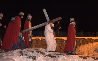 Rok temu Droga Krzyżowa odbywała się w zimowej scenerii