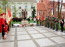 Po obu stronach pomnika znajdują się płyty, na których wypisano imiona i nazwiska wszystkich ofiar katastrofy