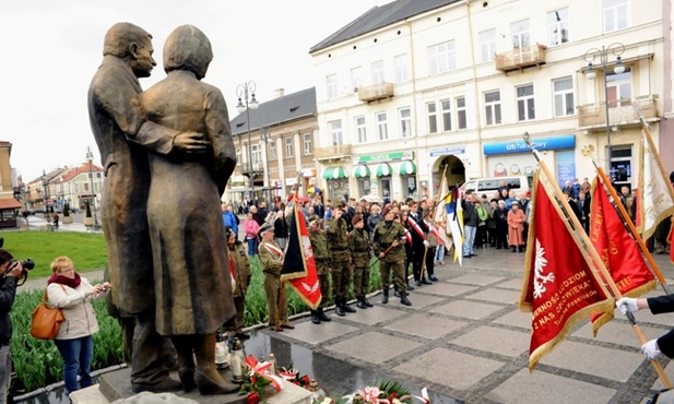 Po złożeniu wieńców i wiązanek kwiatów uroczyście odśpiewano hymn państwowy