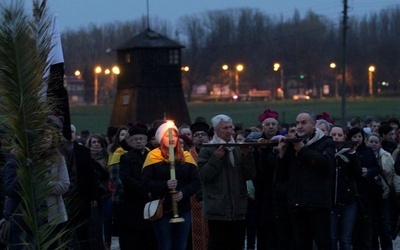 Droga Krzyżowa na Majdanku wpisała się już w tradycję diecezjalnych obchodów Światowych Dni Młodzieży