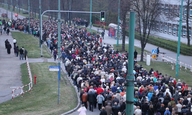 Tysiące ludzi na Tyskiej Drodze Krzyżowej