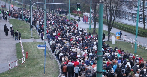 Tysiące ludzi na Tyskiej Drodze Krzyżowej