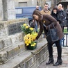 Uczniowie VI LO w Radomiu składali żółte kwiaty pod pomnikiem, stojacym w miejscu, w którym znajdowała się przed wojną bóżnica