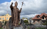 Pomnik Jana Pawła II przypomina jego krzepiące wezwanie z początku pontyfikatu: "Nie lękajcie się"