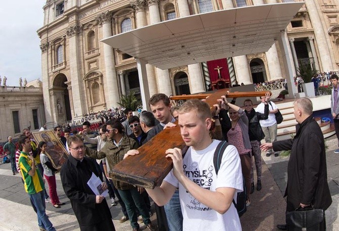 Krzyż ŚDM na placu św. Piotra