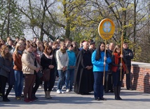 Maturzyści wraz z opiekunami i bp. Andrzejem F. Dziubą podczas Drogi Krzyżowej na Wałach Jasnogórskich