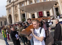 Krzyż ŚDM na Placu św. Piotra