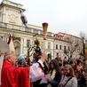 Bp Andrzej F. Dziuba święci palmy na Starym Rynku w Łowiczu