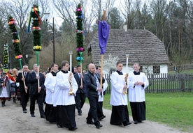 Procesja z palmami z kościoła św. Doroty na pola skansenu