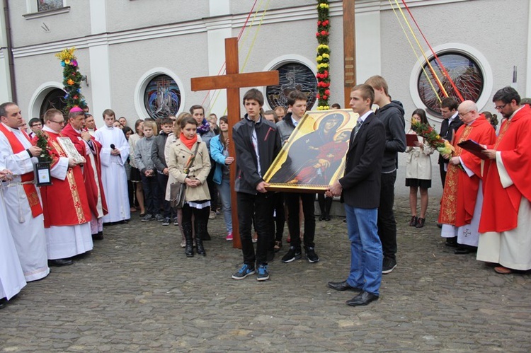 Niedziela Palmowa Młodych: procesja do katedry - cz. 1