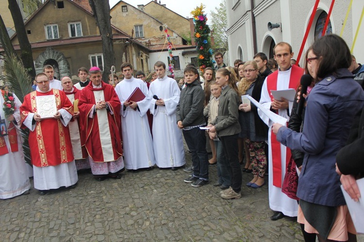 Niedziela Palmowa Młodych: procesja do katedry - cz. 1