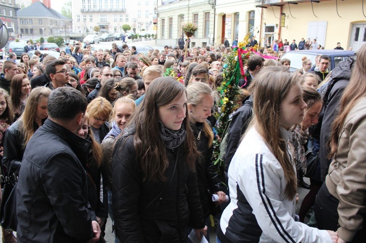 Niedziela Palmowa Młodych: procesja do katedry - cz. 2