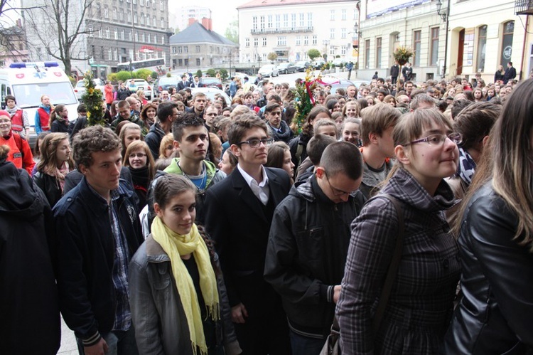 Niedziela Palmowa Młodych: procesja do katedry - cz. 2