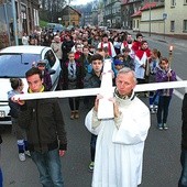  Wierni przeszli ul. 11 Listopada do kościoła Zmartwychwstania Pańskiego