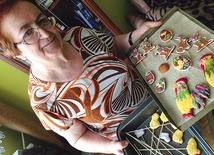  Kazimiera Momot poświęca sporo czasu na ozdabianie wielkanocno- -piernikowych łakoci