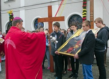  Krzyż i kopia ikony Matki Bożej Salus Populi Romani, których repliki otrzymali przedstawiciele młodzieży, towarzyszyły im podczas uroczystości