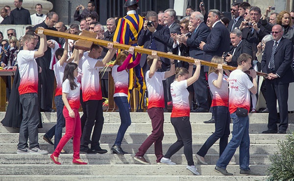 Delegacja polskiej młodzieży przejęła krzyż ŚDM, który niebawem ruszy w pielgrzymkę po Polsce i Europie Środkowo-Wschodniej 