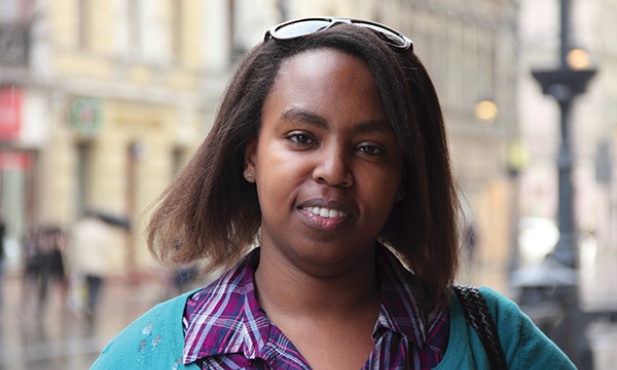 Francine Umutesi jest Rwandyjką, ale urodziła się i dorastała w Burundii. W czasie ludobójstwa w Rwandzie w 1994 r. zginęła większość jej rodziny. Przeżyła ona i rodzice. Dziś mieszka i pracuje w Łodzi