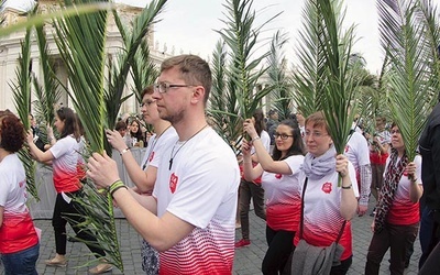 Polacy w procesji z palmami na placu św. Piotra