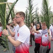 Polacy w procesji z palmami na placu św. Piotra