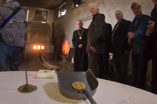 Złoty medal z 50-lecia święceń Jana Pawła II – przed stopieniem
