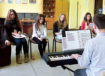  Ćwiczenie śpiewu na warsztatach muzycznych  