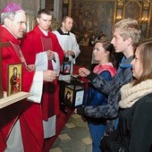  Płomień przekazał młodym bp Krzysztof Nitkiewicz