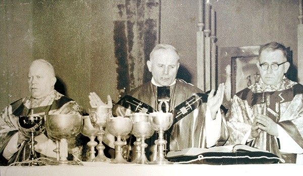 Od lewej: bp Ignacy Tokarczuk, kard. Karol Wojtyła i ks. Władysław Szubarga 