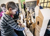  Wystarczy kilkanaście metrów tektury i świetny pomysł, by zamienić muzeum w miejsce tętniące dziecięcą radością