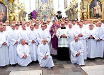  Nadzwyczajni szafarze Komunii św. diecezji łowickiej z bp. Andrzejem F. Dziubą i ks. Piotrem Jóźwiakiem, odpowiedzialnym za ich formację