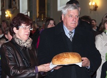  Podczas niedzieli ewangelizacyjnej do ołtarza przyniesiono m.in. chleb, piłkę i drzewko od „Gościa Łowickiego”