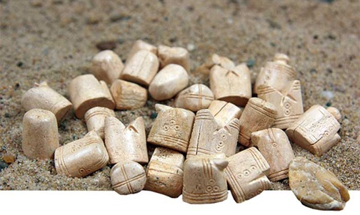  Szachy średniowieczne odnalezione podczas wykopalisk  w Sandomierzu. Obecnie przechowywane w zbiorach Muzeum Okręgowego