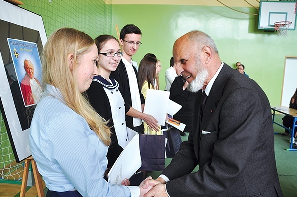  Stanisław Abrahamowicz  gratuluje laureatom