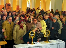  Ucałowanie relikwii św. s. Faustyny i bł. Jana Pawła II przez parafian z Ropy