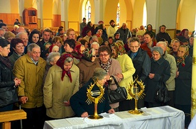  Ucałowanie relikwii św. s. Faustyny i bł. Jana Pawła II przez parafian z Ropy